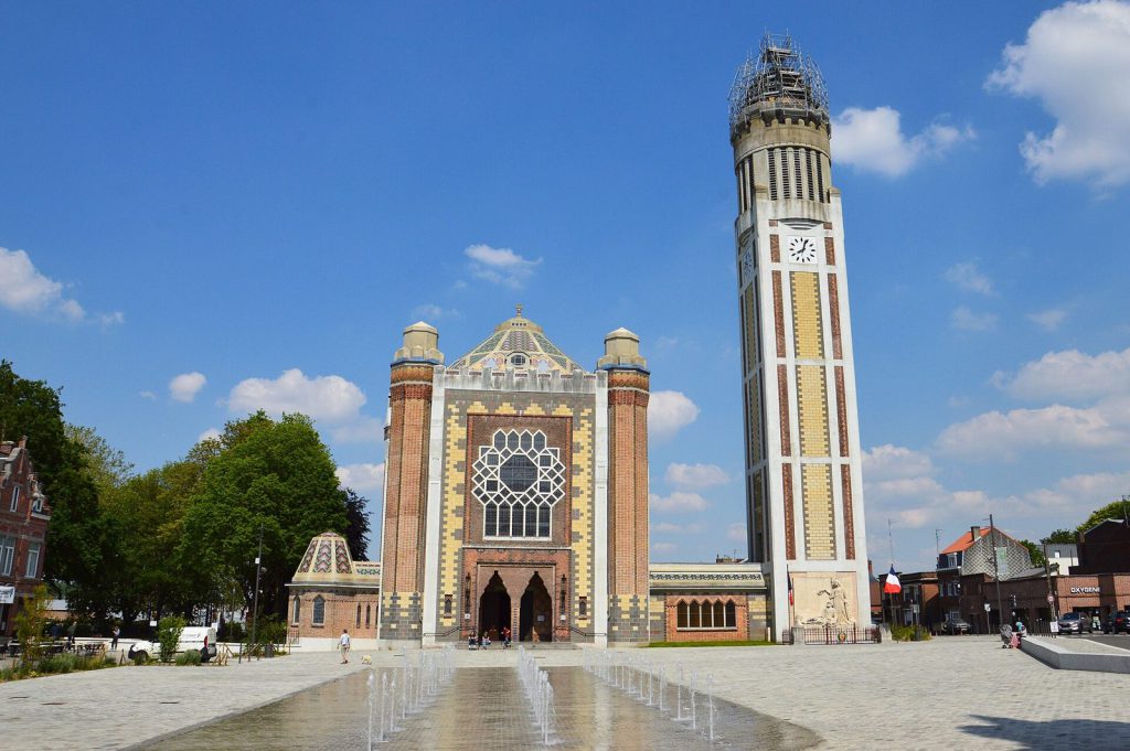 L’église Saint-Chrysole et son clocher, sur la Grand’Place